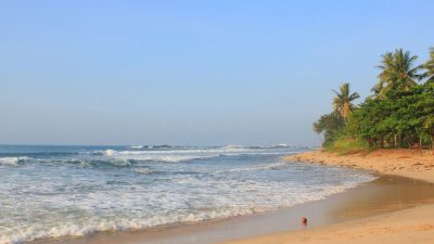 Pantai Legon Pari Banten