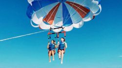 Parasailing di Pantai Anyer Banten