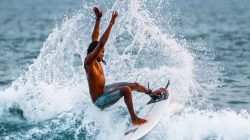 Surfing di Pantai Sawarna