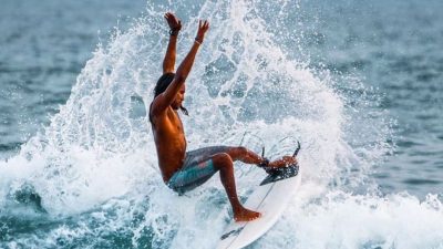 Surfing di Pantai Sawarna