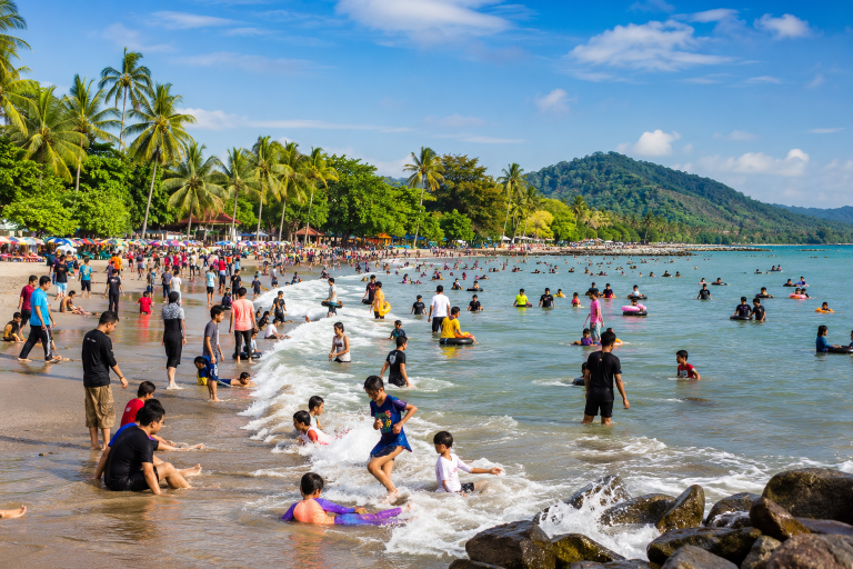 Wisata Anyer Banten Tetap Ramai